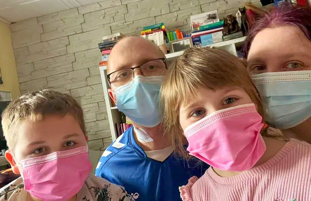 Kathrin und Normen Lindner mit ihren beiden Kindern. Vater Normen bekam im Oktober eine erschütternde Krebs-Diagnose. Deshalb braucht die Familie finanzielle Unterstützung.