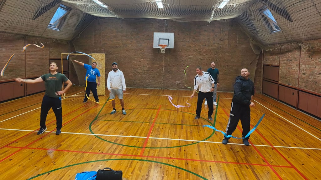 Die Blaumann-Gruppe beim Training für ihren Auftritt beim Sportlerball in Dedeleben.