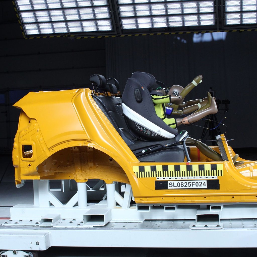 Crashtest: Sechs Babyschalen und elf Kindersitze hat der ADAC geprüft.