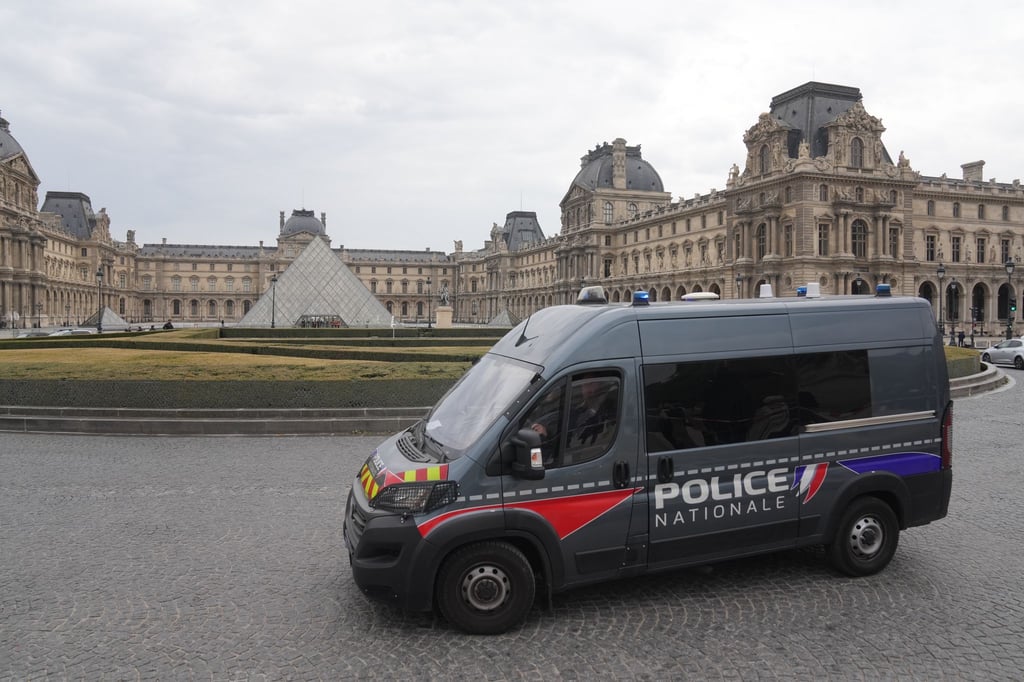 Der Louvre bleibt für Besucher doch weiter geschlossen.