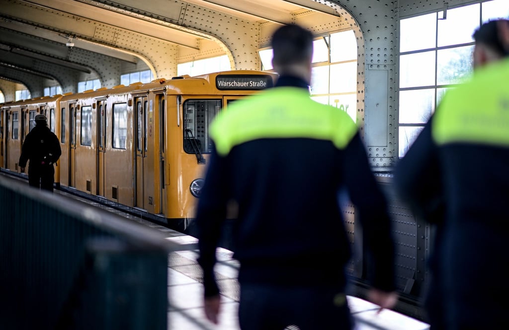 Im ersten Halbjahr gab es in Bahnhöfen und Fahrzeugen der BVG deutlich weniger Straftaten und Übergriffe auf Beschäftigte.