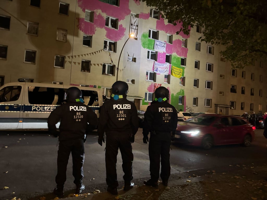 Dutzende Menschen wehren sich in Berlin-Mitte gegen die Räumung von teilweise besetzten Häusern.
