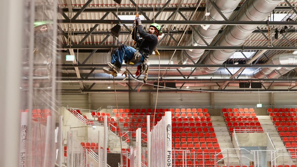 Im Sparkassen-Eisdom in Halle-Neustadt wird noch intensiv gearbeitet. Unter anderem wird die Tontechnik installiert. Am 25. Oktober werden die SaaleBulls erstmals in der neuen Halle spielen.