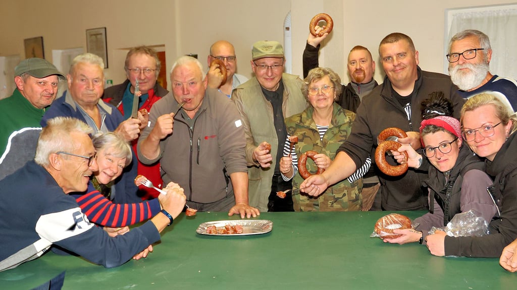 Einen geselligen Nachmittag bei Kaffee und Kuchen mit anschließender Bratwurstverkostung gab es bei der Hecklinger Schützengilde beim Bratwurstschießen.