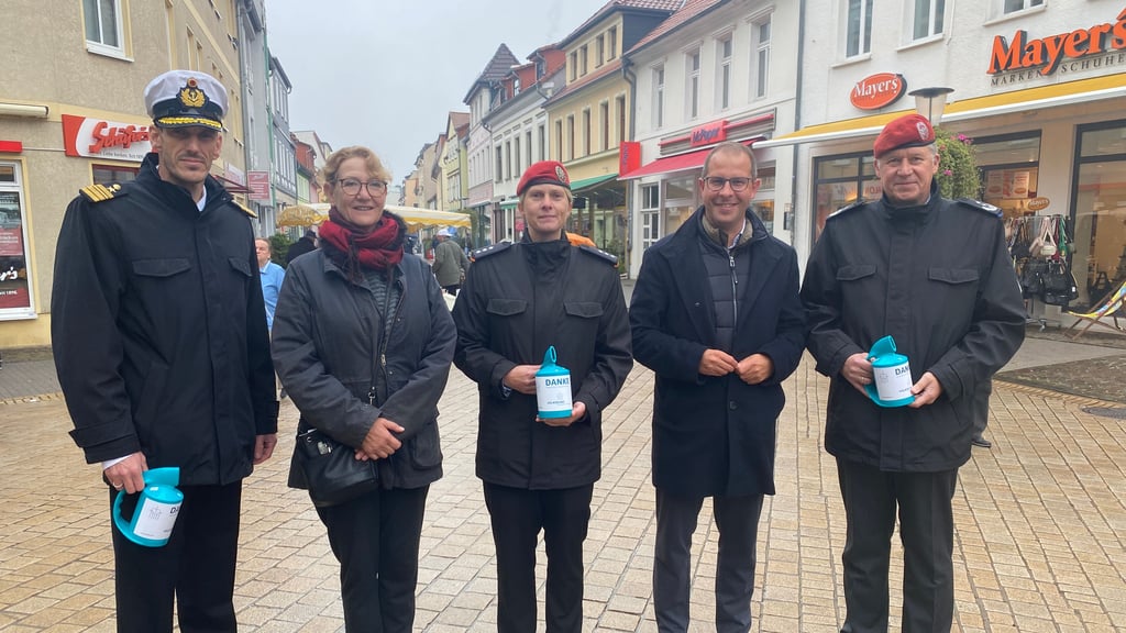 Bürgermeister Philipp Stark begrüßt die Soldaten der Bundeswehr in Burg.