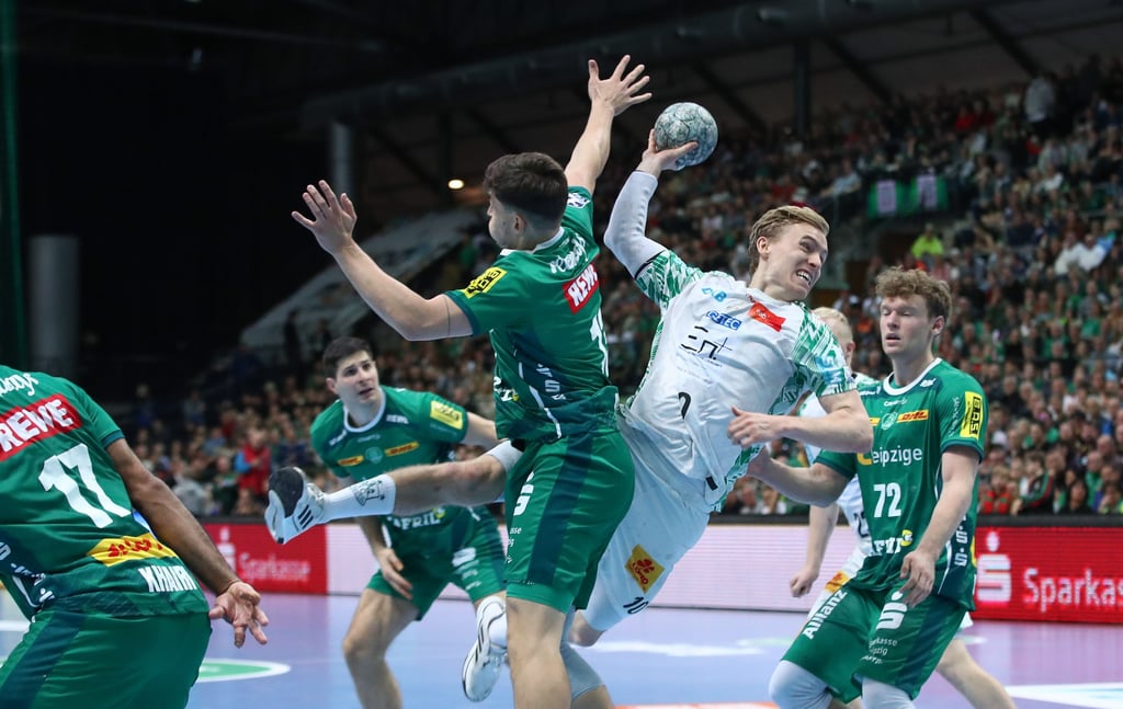 Gisli Kristjansson vom SCM setzt sich hier gegen die Leipziger Matej Klima und Tim Hertzfeld durch.