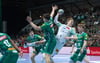 Gisli Kristjansson vom SCM setzt sich hier gegen die Leipziger Matej Klima und Tim Hertzfeld durch. 