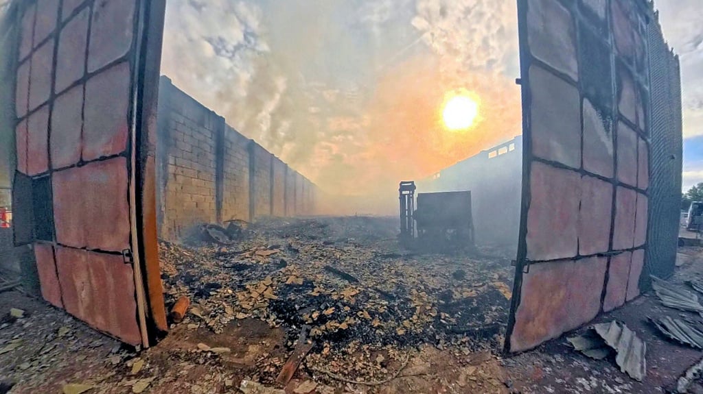 Die Lagerhalle für Saatgut und Stroh in Egeln ist vollständig ausgebrannt. Auf dem Dach war gerade eine PV-Anlage installiert worden.