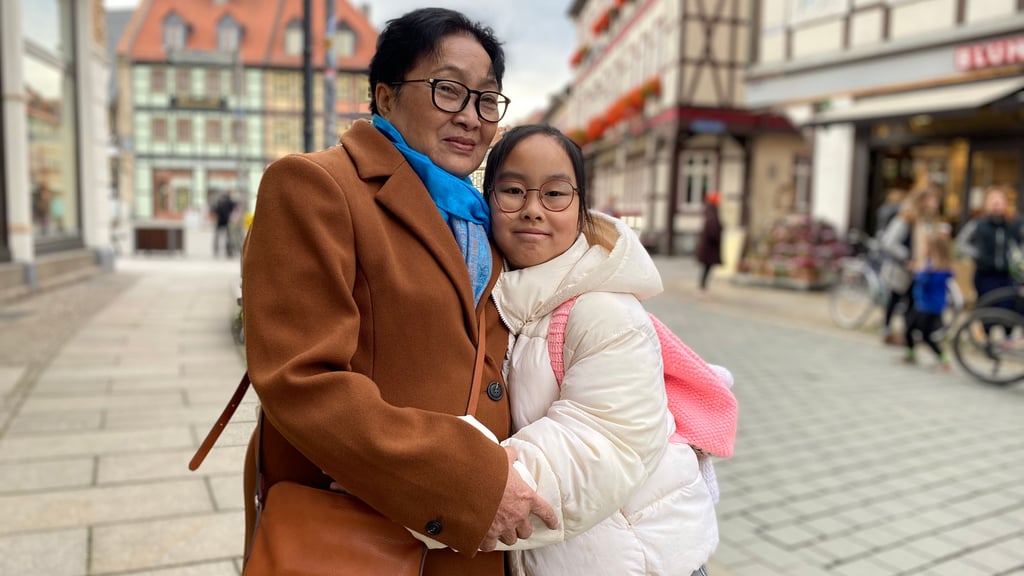 Wieder vereint: Melanie Luong freut sich, dass ihre Großmutter Thi Cham Pham nach Deutschland zurückkehren durfte.
