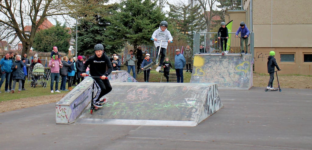 Die neue Skaterbahn in Tangerhütte wurde bei der Eröffnung ordentlich eingefahren. Manch ein Scooterfahrer hob richtig ab und drehte sein Gefährt während des Sprungs.