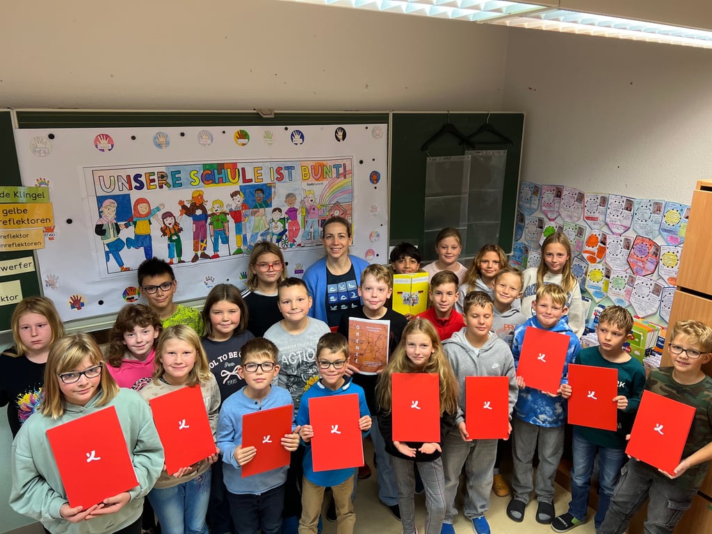 Die Klasse 4 der Grundschule „Albert Klaus“ im Huy-Ort Badersleben hat mit Lehrerin Carolin Wichart einen Preis gewonnen.