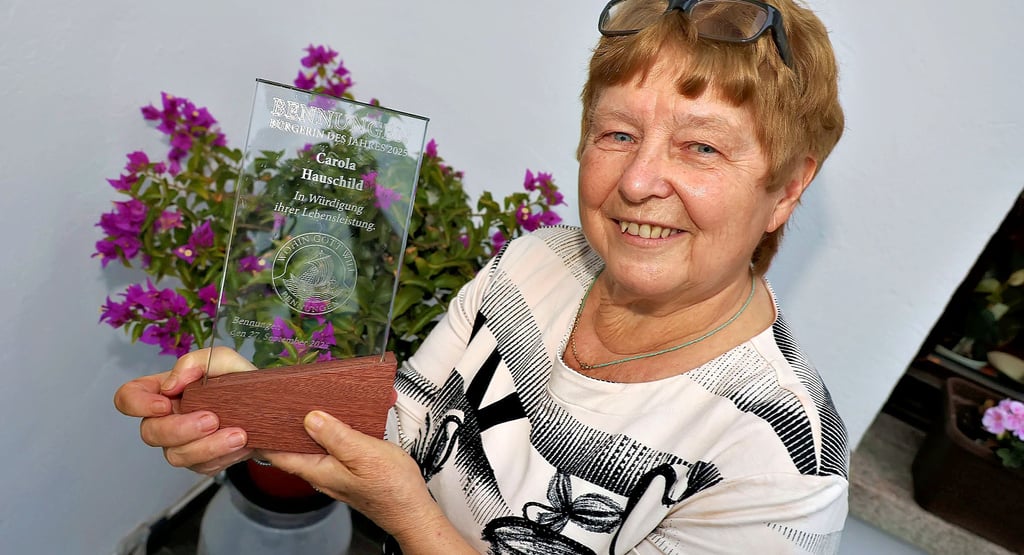 Carola Hauschild aus Bennungen hält stolz den Ehrenpokal. Sie wurde Bennunger Bürgerin des Jahres 2025.