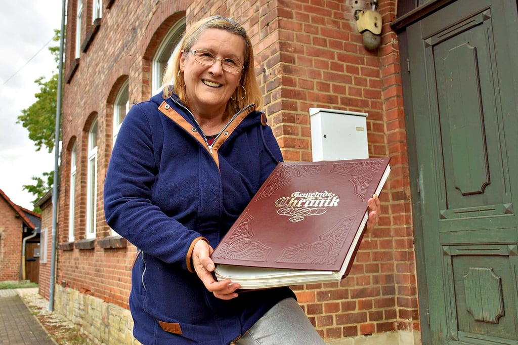 Seit Anfang des Jahres ist Ruth Ritter Ortschronistin von Luckenau. Innerhalb von drei Stunden hat sie die hübsch angelegte Chronik durchgeschmökert. Jetzt wird die gebürtige Leipzigerin in einem nächsten Buch die blütenweißen Seiten füllen.