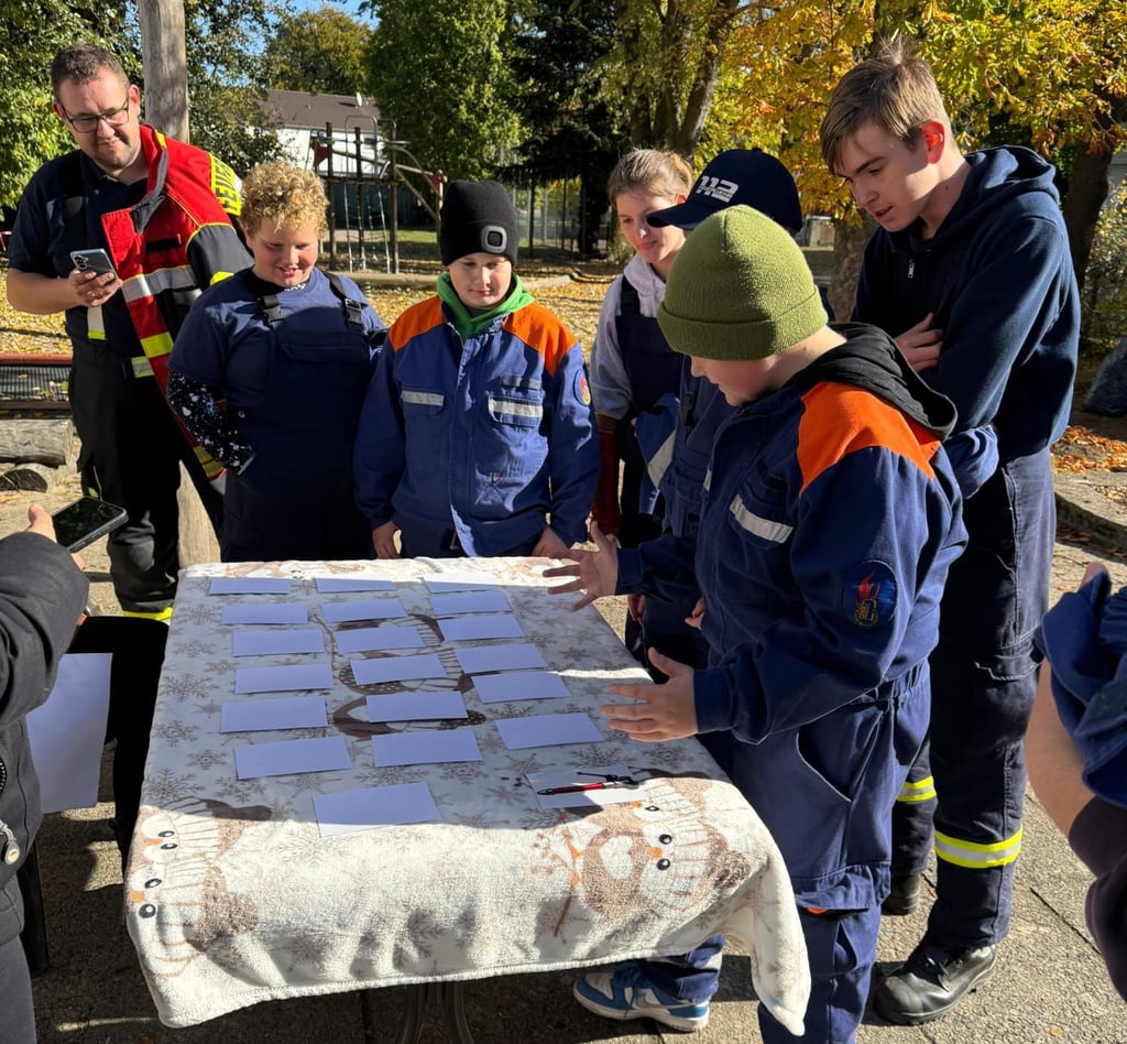Gemeinsam konzentriert: Die Jugendfeuerwehr stellt beim Feuerwehr-Memory ihr Wissen unter Beweis – Teamwork und Köpfchen sind gefragt.