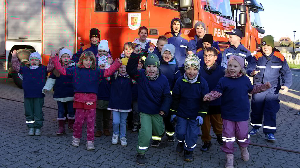 Mit voller Begeisterung dabei: Kinder und Jugendliche der Feuerwehr Calvörde präsentieren sich gut gelaunt und voller Tatendrang beim großen Jubiläumsfest.