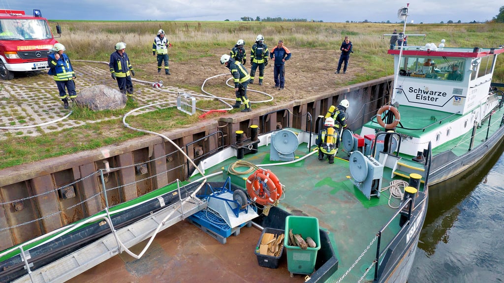 Mehrere kleine Brandnester galt es bei einer Feuerwehrübung an der Prettiner Elbe an Bord des Schiffes zu löschen.