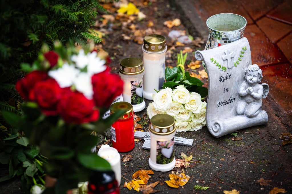 Blumen und Kerzen wurden am Tatort im Bremer Stadtteil Obervieland abgelegt.
