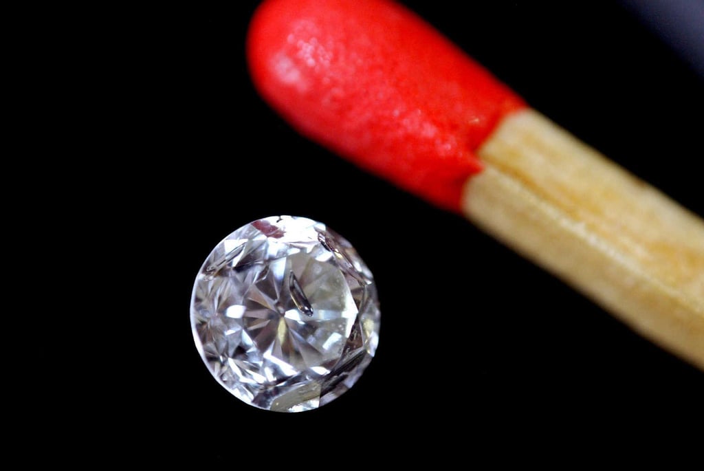Eine kleine Menge der Asche eines Verstorbenen reicht aus, um daraus einen synthetischen Diamanten herzustellen. In Rheinland-Pfalz ist das nach einer Liberalisierung des Bestattungsrechts möglich. (Archivfoto)