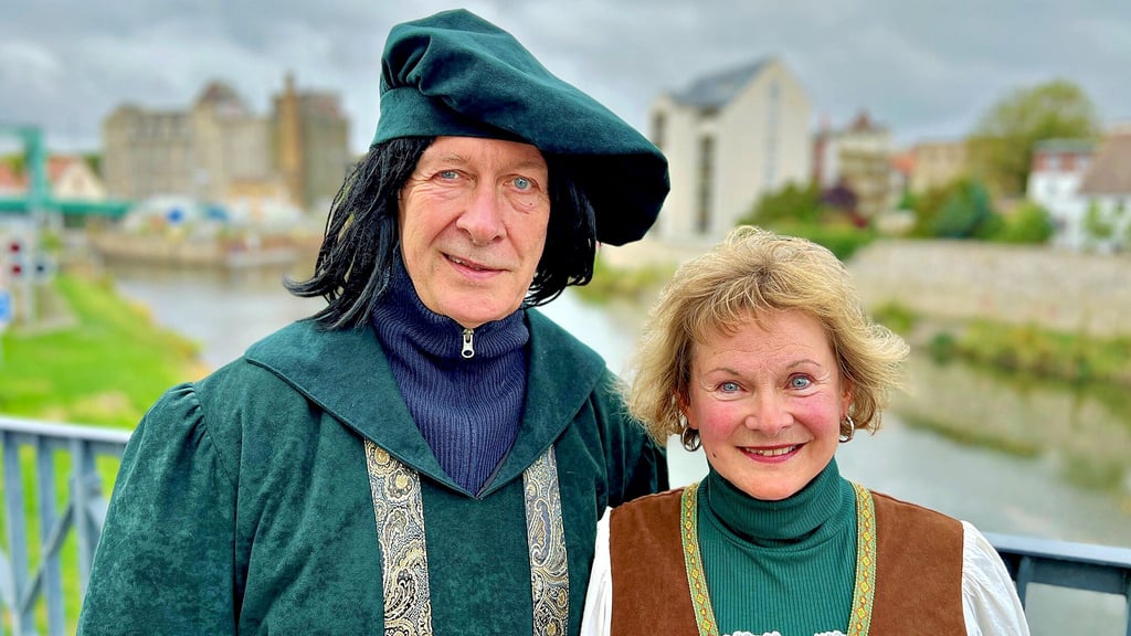 Volker und Simone Zappe führen als Ratsherr und Kräuterfrau durch Bernburg.