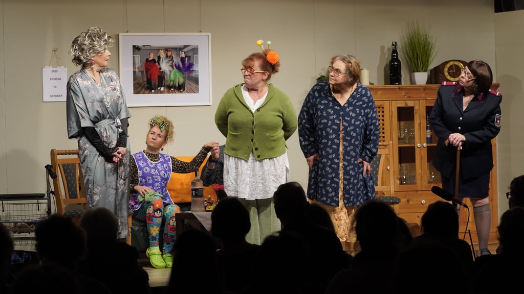 Die Darsteller auf der Bühne: Kathrin Vogel, Doris Trautvetter, Steffi Grosser, Helvi Volkmann, Thomas Becker, Catrin Appel, und Manuela Bergmann.
