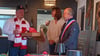 Mit gegenseitigen Gastgeschenken haben sich die Bürgermeister Frank Nase (links) und Patrick Lefrancois im Restaurant am Jersleber See begrüßt. 