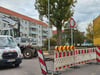 Die Kreuzung Holz-/Blumenstraße ist gesperrt, Anwohner der Wilhelm-Kuhr-Straße kommen über Hegel- oder Holzstraße nach Hause.