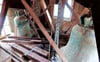 In den Kirchturm des Zeuchfelder Gotteshauses ist die sanierte „Hochzeitsglocke“ nun bereits zurückgekehrt. In den kommenden Tagen bis Ende Oktober soll dort noch der neue Glockenstuhl mit elektrischem Läutwerk installiert werden.