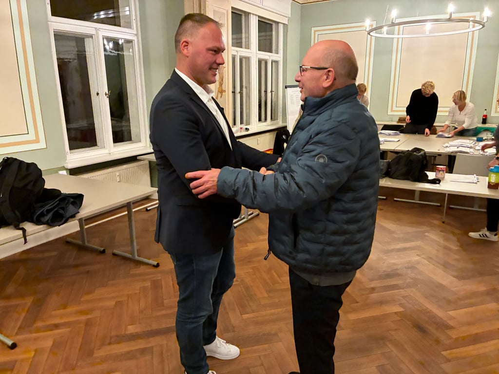 Gemeinderatsvorsitzender Bernd Godziszewski (rechts) gratuliert dem neuen Petersberger Bürgermeister Daniel Zwick.