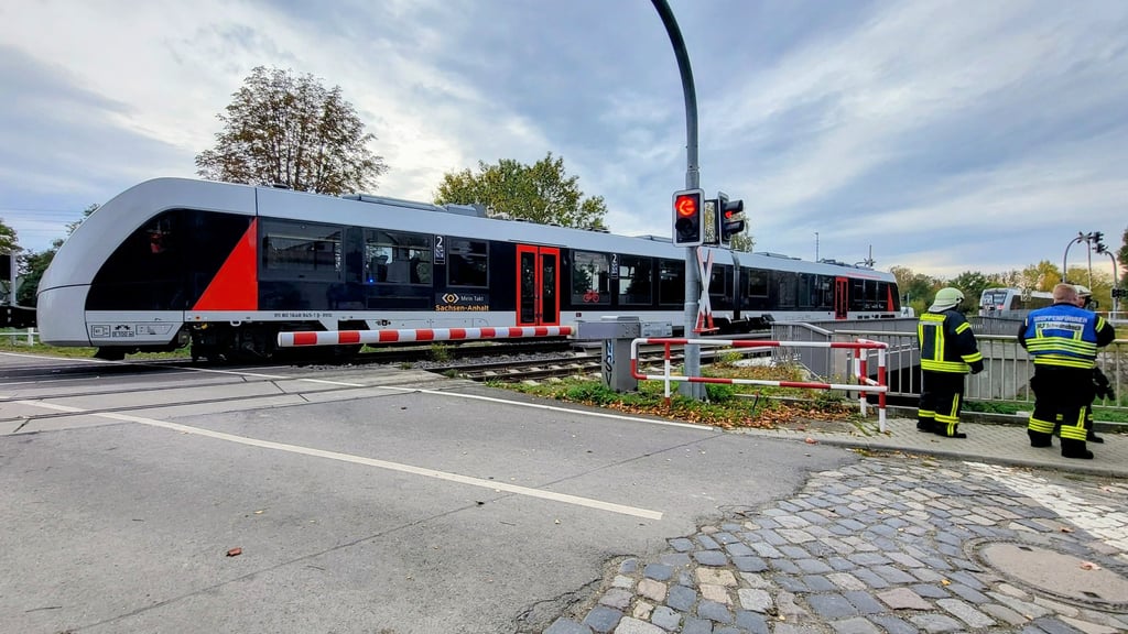 Ein Zug blieb im Vorharz-Ort Nienhagen am Bahnhof liegen. Fahrgäste mussten stundenlang warten, bis sie aussteigen konnten.
