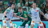Leipzigs Kreisläufer Tim Hertzfeld wird hier von Elvar Örn Jonsson (l.) und Felix Claar in die Zange genommen. Im DHB-Pokal gibt es im Trikot von Dessau-Roßlau ein Wiedersehen. 
