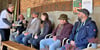 Zum Landwirtschaftsforum auf dem Eifelhof in Sandbeiendorf bei Tangerhütte waren Politiker und bekannte Landwirte gekommen. Staatssekretär Gert Zender (von links), Landrat Martin Stichnoth, Stadträtin Madeleine Linke (Grüne) sowie Frank Böker von „Land schafft Verbindung“ und der aus dem Fernsehen bekannte Landwirt Jonas Schulze-Niehoff freuen sich über eine Erfrischung von Stefanie Schubert-Polzin.