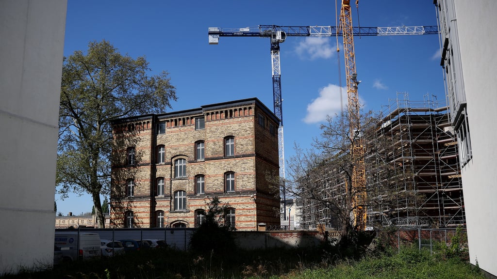 Sachsen-Anhalt hat ein Problem mit landeseigenen Bauprojekten. Baustelle schon seit 2018: die Sanierung mehrerer Polizeidienststellen in Magdeburg hängt dem Zeitplan deutlich hinterher.  