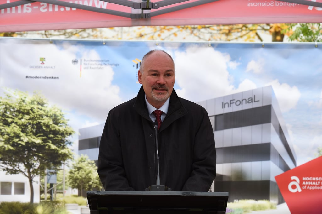 Hochschulpräsident Jörg Bagdahn setzte mit Minister Willinmann den ersten Spatenstich für das sogenannte InFonaL (interdisziplinäres Forschungszentrum zur nachhaltigen Lebensmittelproduktion) auf dem Campus in Köthen
