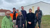 IG-Sprecher Wolfgang Ortlepp (l.) freut sich über das frisch sanierte Lagerhäuschen. Unterstützt haben ihn dabei (v. l.) Christian Pergande, Katrin Stephan, Philipp Schulz, Thomas Glückstein und Andreas Kraft.