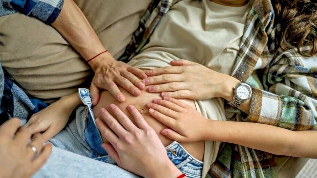 Heutzutage möglich: Menschen teilen sich den Weg zur Elternschaft – Hand in Hand, mit Vertrauen und Verantwortung.