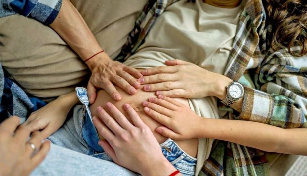 Heutzutage möglich: Menschen teilen sich den Weg zur Elternschaft – Hand in Hand, mit Vertrauen und Verantwortung.