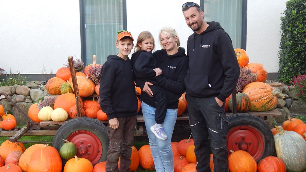 Auf dem Kürbishof Ackendorf hält die Familie zusammen: Tim Liermann und Frau Lousia mit den beiden Kindern Nelli (4) und Finn (13).