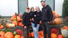 Auf dem Kürbishof Ackendorf hält die Familie zusammen: Tim Liermann und Frau Lousia mit den beiden Kindern Nelli (4) und Finn (13).