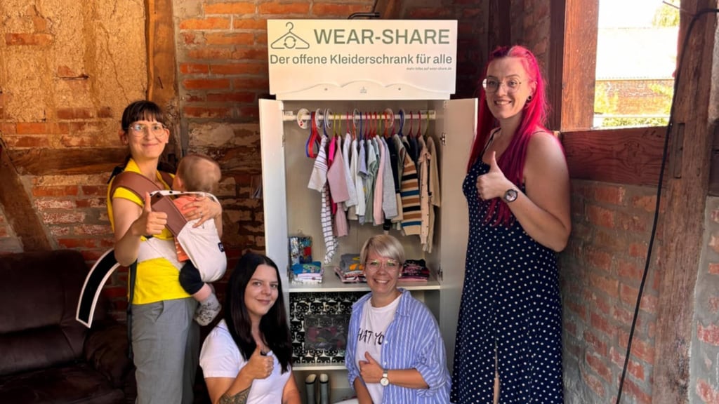 Bei den Mühlenspatzen in Anderbeck steht schon ein Kids Schrank. Von links nach rechts: Christin Hinz, Trust René Telemann (Baby), Lisa-Marie Anton, Kita-Leiterin Sassi Schulze und Rosaenna Fahldieck.