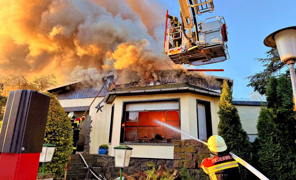 In Deetz stand eine ehemalige Eisdiele in Flammen.
