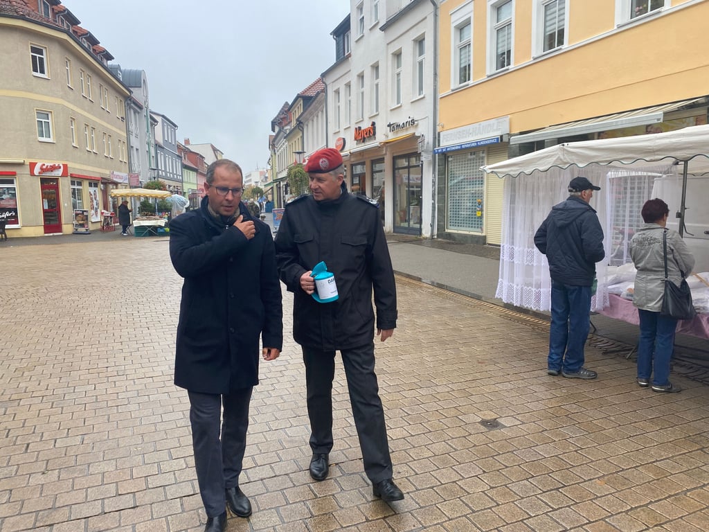 Bürgermeister Philipp Stark und Oberst Christoph Schladt zogen gemeinsam durch die Burger Innenstadt.