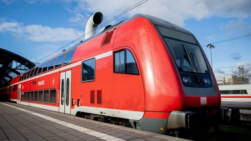Ein Mann stoppte in Halle eine Regionalbahn, um einer Familie zu helfen.