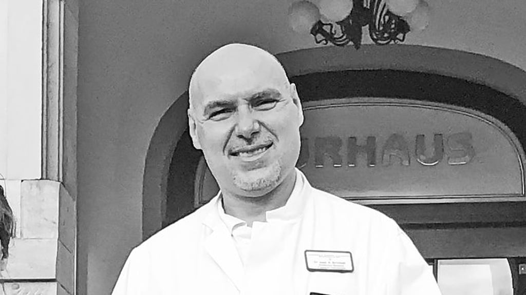 Der ärztliche Direktor der Rehabilitationsklinik in Bad Schmiedeberg, Dr. Alexander Schmidt, ist gestorben.