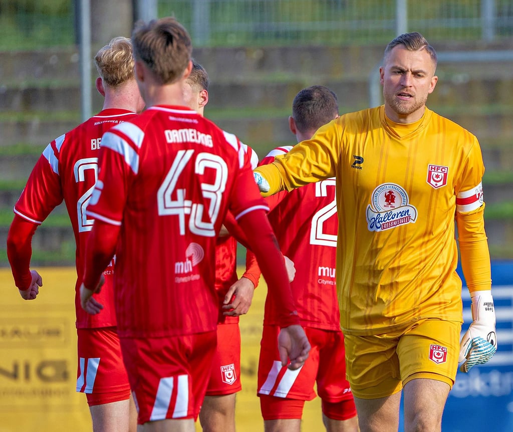 HFC-Keeper Sven Müller (rechts) musste gegen Altglienicke spät hinter sich greifen.