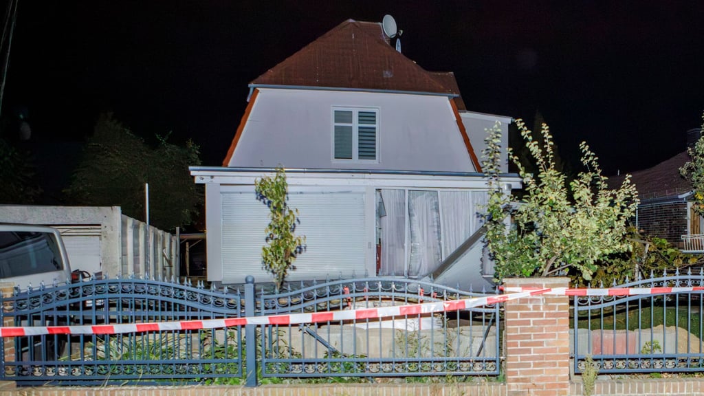 Es gibt starke Schäden am Haus - vor allem im und um das Wohnzimmer.