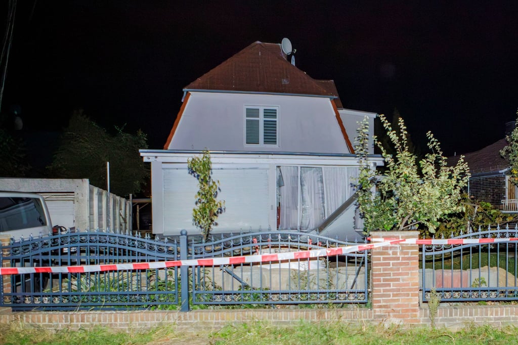 Es gibt starke Schäden am Haus - vor allem im und um das Wohnzimmer.