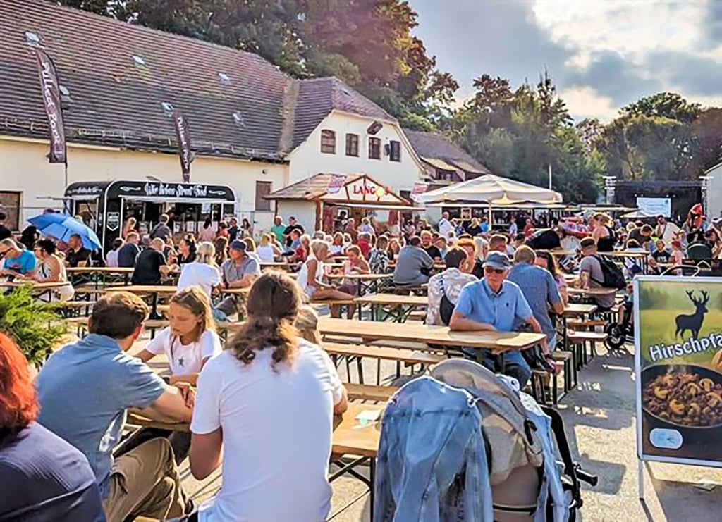 Das Lauchstädter Brunnenfest fand 2025 erstmals auf dem Gelände des Brunnenversands statt. Das kam nicht bei allen Gästen gut an.