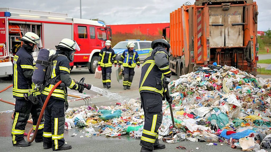 Feuerwehrleute löschen am Dienstag, 21. Oktober, Müll aus einem Abfall-Fahrzeug an der Daimlerstraße in Stendal.