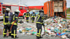 Feuerwehrleute löschen am Dienstag, 21. Oktober, Müll aus einem Abfall-Fahrzeug an der Daimlerstraße  in Stendal.