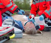 Bei einem Herzinfarkt, ebenso wie bei manch anderen Notfällen, ist schnelle Hilfe lebensrettend. In fast 40 Prozent der Fälle konnten Ersthelfer und Ärzte nichts mehr für Herz-Kreislauf-Patienten tun. Sie starben an den Folgen, etwa denen eines Herzinfarkts.